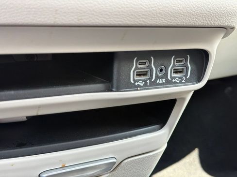 Used 2024 Chrysler Pacifica Touring-L FWD image 35