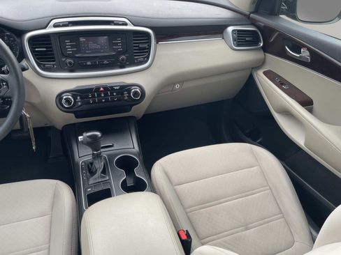 Used 2017 Kia Sorento FWD image 11