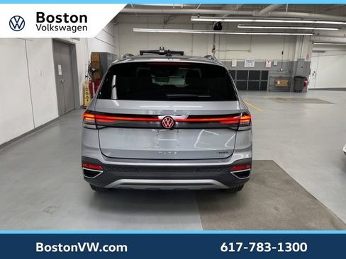 Used 2025 Volkswagen Taos SE w/ Panoramic Sunroof Package image 3