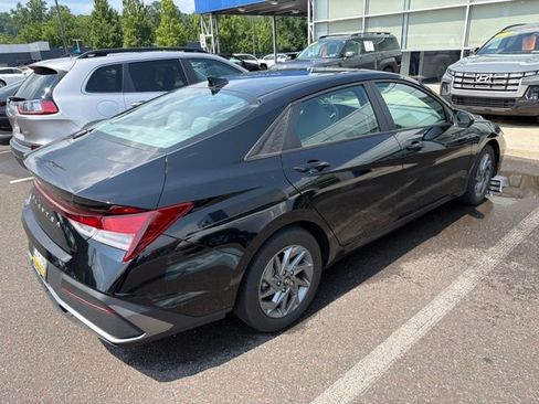 Used 2024 Hyundai Elantra SEL FWD image 13