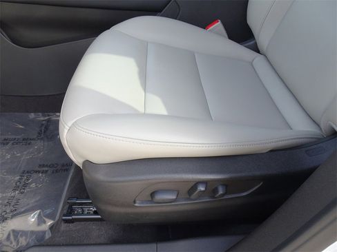 Certified 2022 Cadillac XT4 Luxury w/ Cold Weather Package image 8