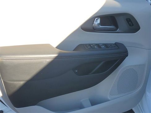Used 2022 Chrysler Pacifica Touring-L image 17