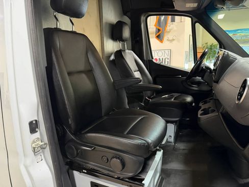 Used 2022 Mercedes-Benz Sprinter 2500 image 33