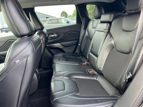 Used 2019 Jeep Cherokee Latitude Plus w/ Cold Weather Group AWD/4WD image 5