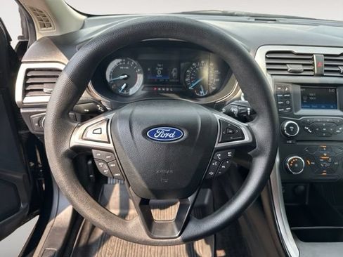 Used 2018 Ford Fusion SE FWD image 11
