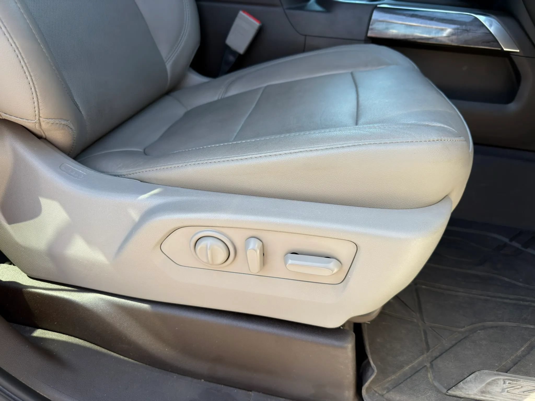 Used 2019 Chevrolet Silverado 1500 LTZ w/ LTZ Plus Package AWD/4WD image 7
