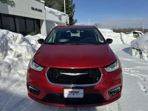 Used 2024 Chrysler Pacifica Touring-L FWD image 11