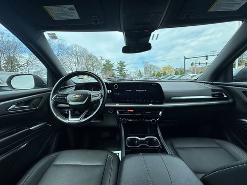 Used 2025 Chevrolet Traverse LT image 16