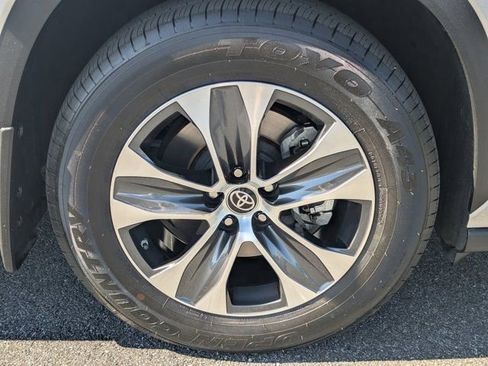 Used 2022 Toyota Highlander XLE AWD/4WD image 11