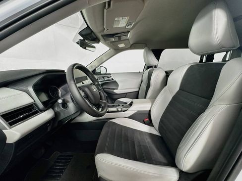 Used 2025 Mitsubishi Outlander SE FWD image 23