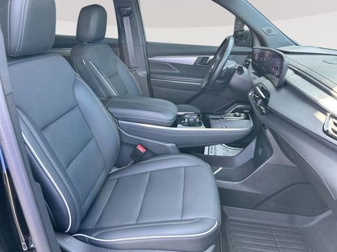 Used 2025 Buick Enclave Preferred AWD/4WD image 26