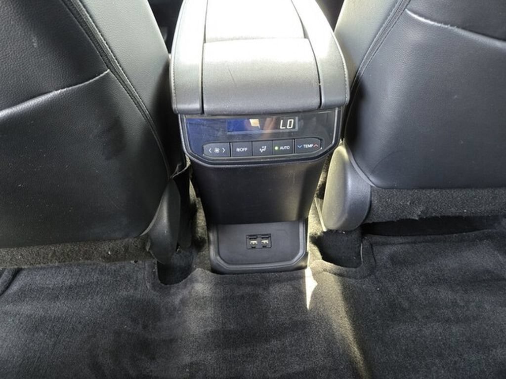 Used 2021 Toyota Highlander XLE FWD image 14