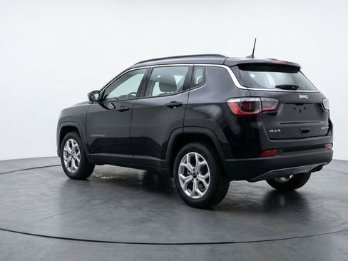 Used 2025 Jeep Compass Latitude image 6