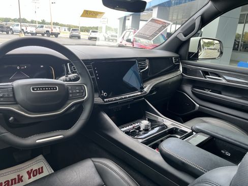 Used 2022 Jeep Wagoneer Series II AWD/4WD image 2