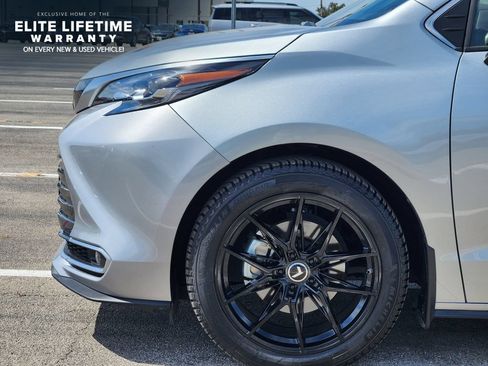 Used 2024 Toyota Sienna Platinum FWD image 9