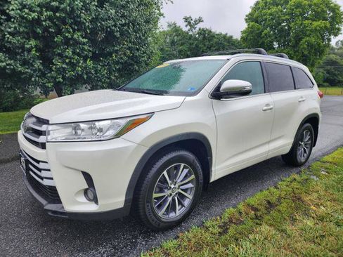 Used 2018 Toyota Highlander XLE AWD/4WD image 2