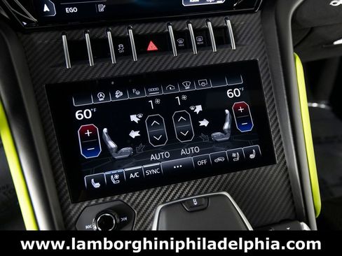 Used 2022 Lamborghini Urus AWD/4WD image 24