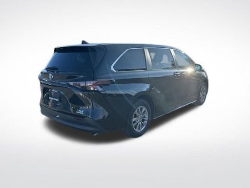 Certified 2024 Toyota Sienna XLE image 5