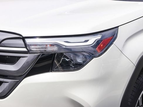 Certified 2025 Subaru Forester Premium AWD/4WD image 10