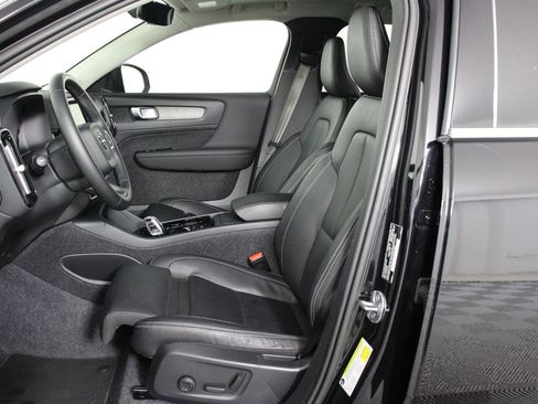 Certified 2025 Volvo XC40 B5 Plus image 31