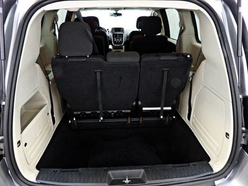 Used 2018 Dodge Grand Caravan SE w/ UConnect Hands-Free Group FWD image 12