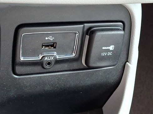 Used 2017 Jeep Renegade Latitude w/ Popular Equipment Group image 24