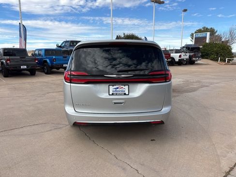 Used 2024 Chrysler Pacifica Touring-L FWD image 6