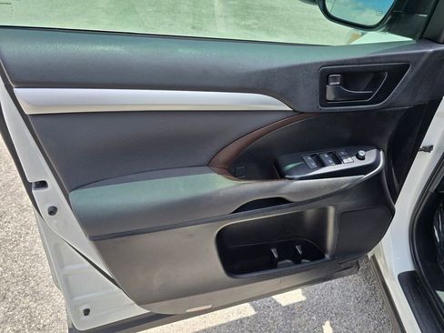 Used 2019 Toyota Highlander LE AWD/4WD image 13