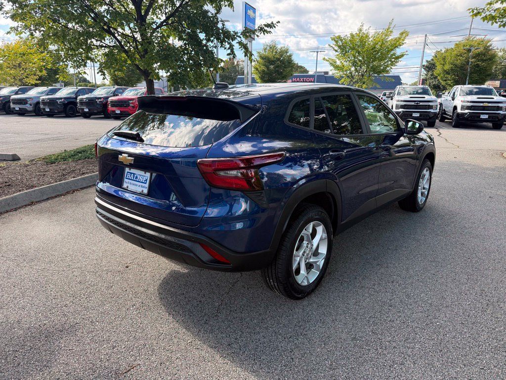 Used 2024 Chevrolet Trax LS w/ LS Convenience Package FWD image 5