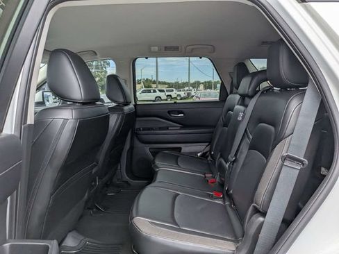 Used 2024 Nissan Pathfinder SL AWD/4WD image 14