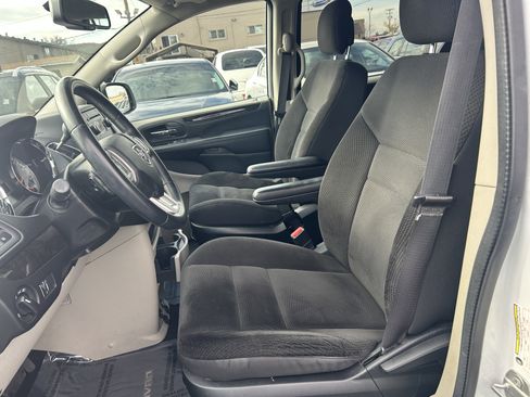 Used 2017 Dodge Grand Caravan SE w/ UConnect Hands-Free Group image 9