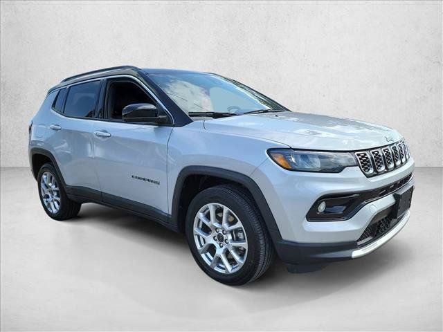 Used 2025 Jeep Compass Limited AWD/4WD image 3
