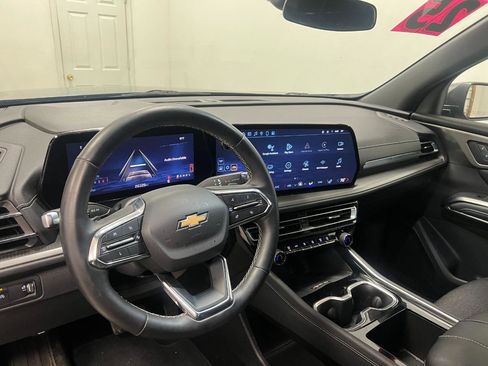 Used 2025 Chevrolet Traverse LT FWD image 19