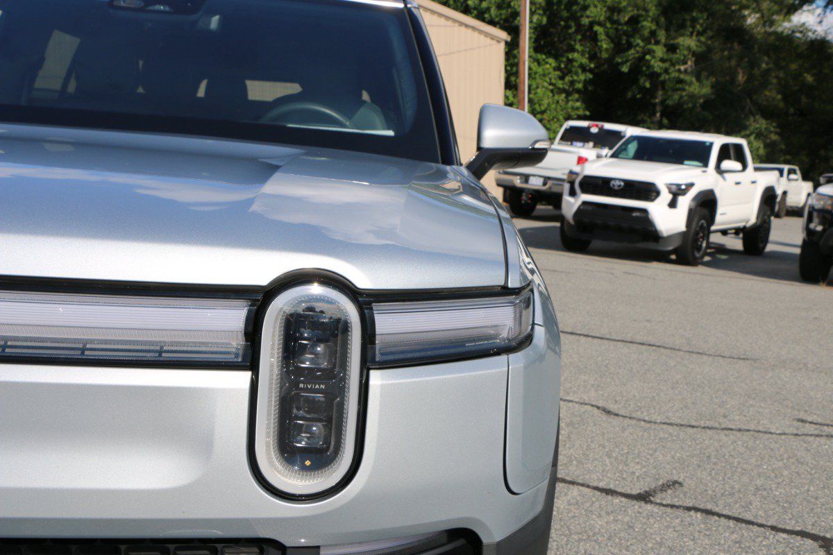 Used 2025 Rivian R1S Adventure Dual AWD/4WD image 13