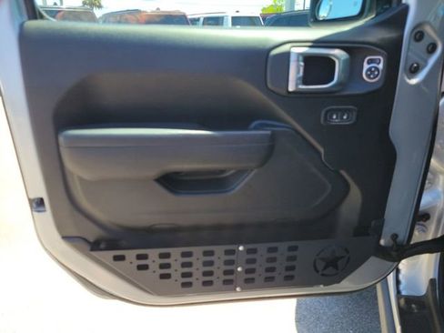 Used 2024 Jeep Gladiator Mojave w/ Technology Group AWD/4WD image 17