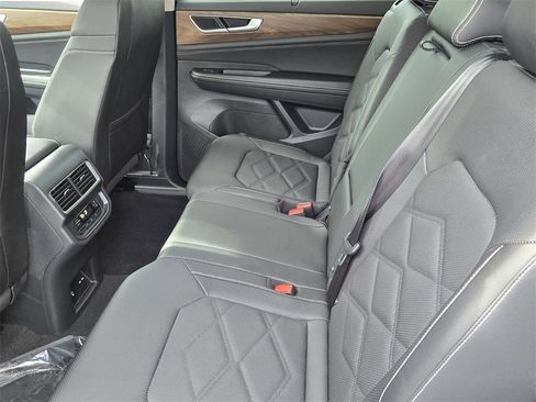 Certified 2025 Volkswagen Atlas SE w/ Panoramic Sunroof Package image 12