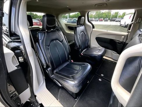 Used 2023 Chrysler Pacifica Touring-L FWD image 24