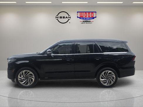 Used 2025 Lincoln Navigator Reserve AWD/4WD image 5