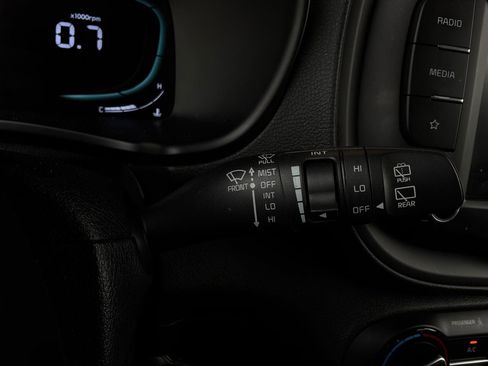 Used 2025 Kia Soul LX w/ LX Technology Package FWD image 33