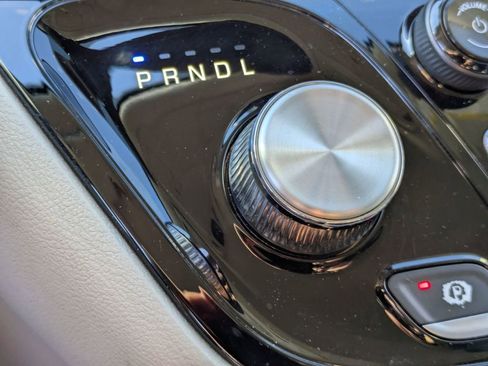 Used 2023 Chrysler Pacifica Touring-L image 23