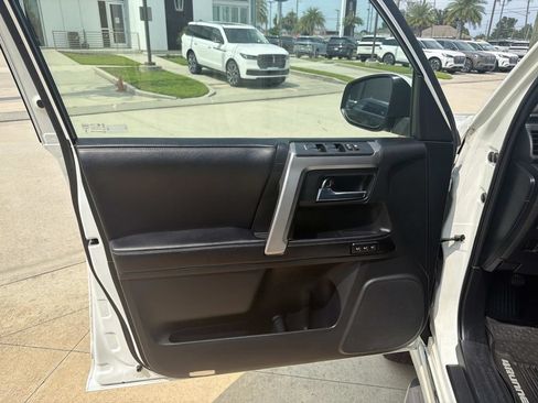 Used 2017 Toyota 4Runner Limited AWD/4WD image 19