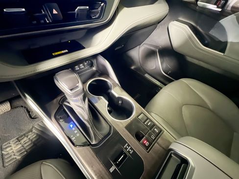 Used 2023 Toyota Highlander Limited image 26