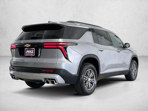 Used 2024 Chevrolet Traverse LT FWD image 2