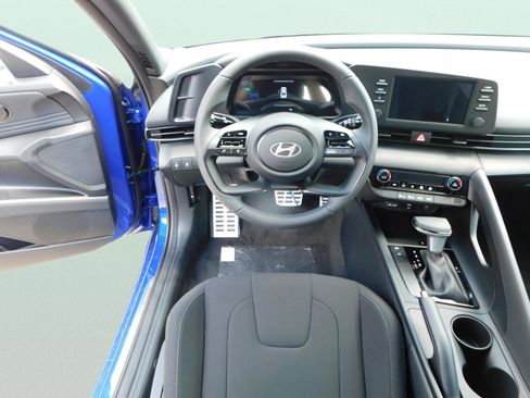 Used 2025 Hyundai Elantra Sport image 12