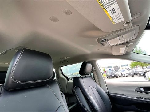 Used 2024 Chrysler Pacifica Touring-L FWD image 12