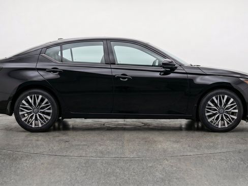Used 2025 Nissan Altima 2.5 SV FWD image 11