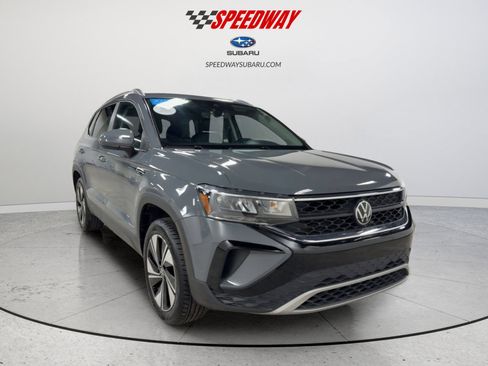Used 2023 Volkswagen Taos SE image 2