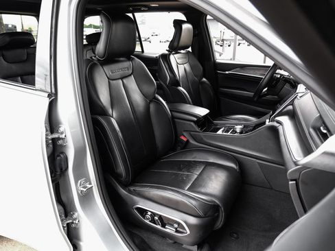 Used 2022 Jeep Grand Cherokee Overland w/ Luxury Tech Group IV AWD/4WD image 48