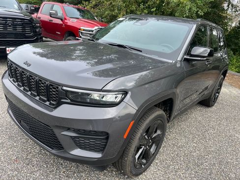 New 2025 Jeep Grand Cherokee Altitude image 5