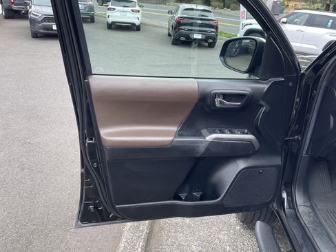 Certified 2022 Toyota Tacoma Limited AWD/4WD image 17